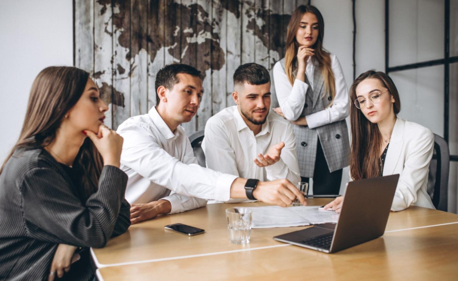 Séance de formation en gestion budgétaire avec tableaux et graphiques financiers